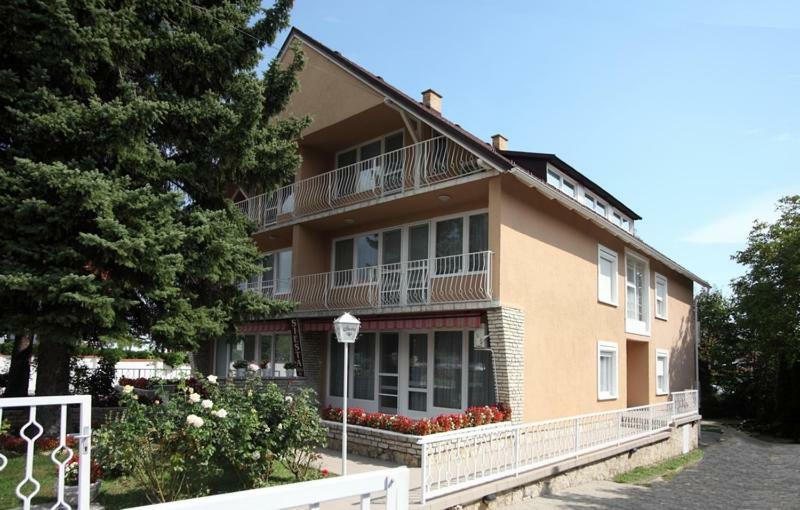Siesta Apartmanhaz Balatonfuered Luaran gambar